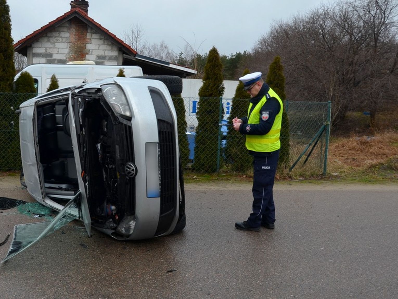 Wypadek W Demlinie Auto Na Boku Jedna Osoba W Szpitalu