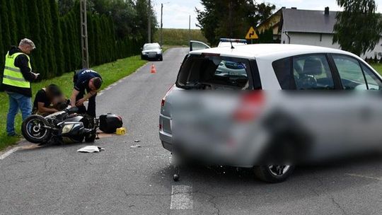 18-latka nie ustąpiła pierwszeństwa podczas włączania się do ruchu. Motorowerzysta trafił do szpitala