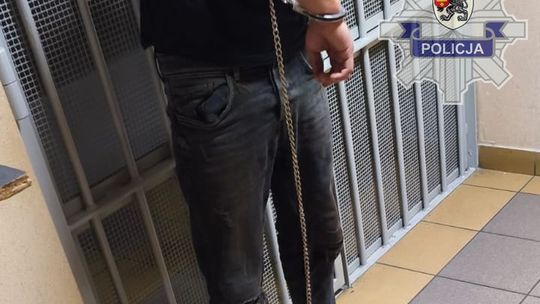 23-latek poszukiwany 5 nakazami wyskoczył przez okno i zaatakował policjantów
