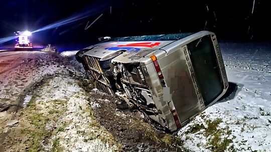 Autobus z pasażerami wywrócił się i wpadł do rowu. APELUJEMY DO KIEROWCÓW O OSTROŻNOŚĆ!!