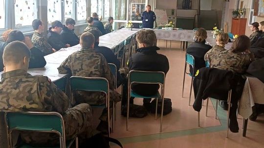 Bezpieczeństwo w sieci priorytetem policjantów. Spotkania z młodzieżą w Skórczu