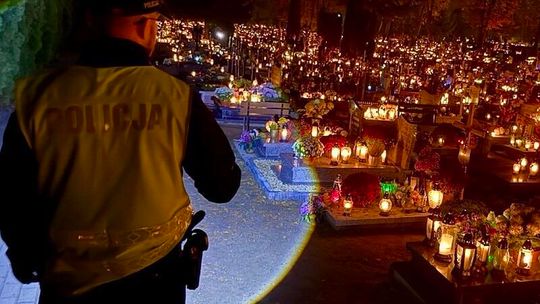 Bezpiecznie na cmentarz. Policjanci przypominają o zasadach przed Wszystkimi Świętymi