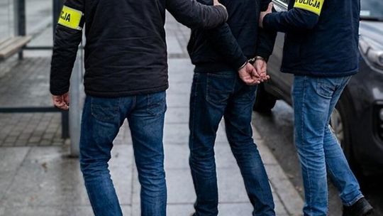 Czekał na autobus, a przyjechał... radiowóz