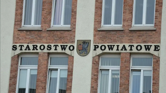 Czy ukraińska flaga zniknie sprzed Starostwa?  Domagają się tego mieszkańcy oraz radny