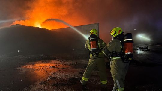 [FOTO] Druga doba walki z ogniem w Rożentalu. Ogromny pożar w zakładzie utylizującej opony