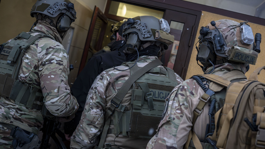 [FOTO, FILM] Pozbawił wolności, zabił, ukrył i spalił zwłoki! Policjanci zatrzymali trzy osoby