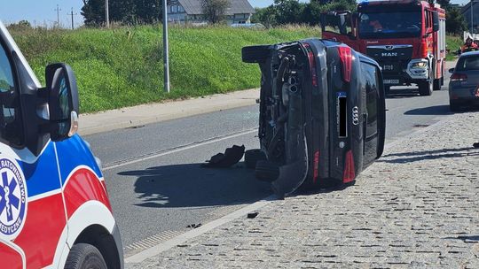 [FOTO] Groźne zdarzenie drogowe w Siwiałce! Audi wylądowało na boku