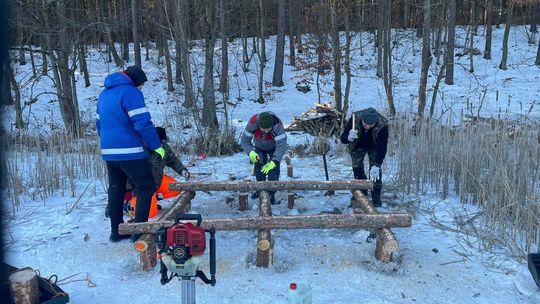 [FOTO] Wędkarze z Koła PZW nr 74 Skórcz wspólnie remontują kładki nad jeziorem Czarne Płn.