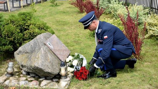 Komendant złożył kwiaty pod tablicami pomordowanych policjantów