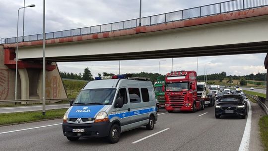 Kompletnie pijany kierowca ciężarówki zasnął za kierownicą na obwodnicy Trójmiasta. Mieszkaniec Tczewa stanie przed sądem