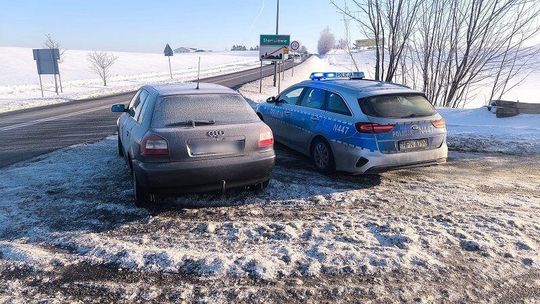 Ktoś zaparkował pojazd na środku... skrzyżowania. Policjanci odholowali pojazd i ustalają, kto nim kierował
