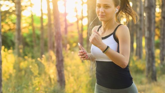 Lato coraz bliżej – jakie sporty są dobre dla serca i o czym warto pamiętać?