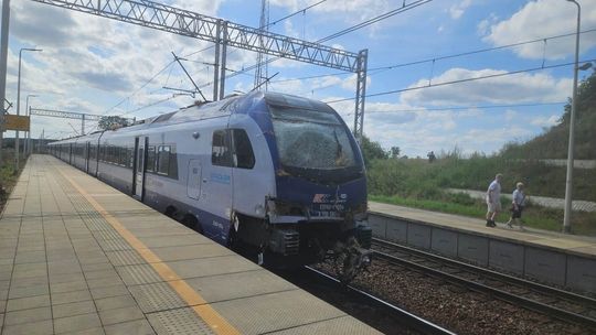 [NAGRANIE] Nietrzeźwy traktorzysta wjechał pod pociąg w Czarlinie. W składzie podróżowało około 500 osób