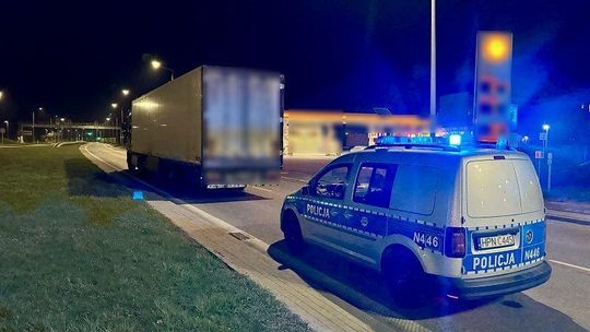 [NAGRANIE] Pościg za ukradzioną ciężarówką. Policjanci wyciągnęli kierowcę siłą z kabiny