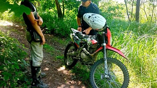 Nastolatkowie na crossach zatrzymani przez patrol Policji i Straży Leśnej