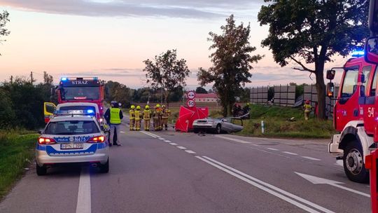 PILNE: Trzy osoby zginęły w tragicznym wypadku. Jedno z aut zostało rozerwane