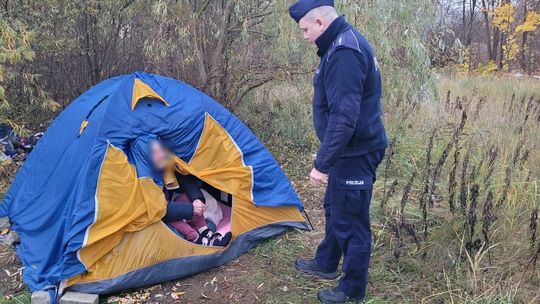 Policjanci monitorują miejsca, w których mogą przebywać osoby bezdomne