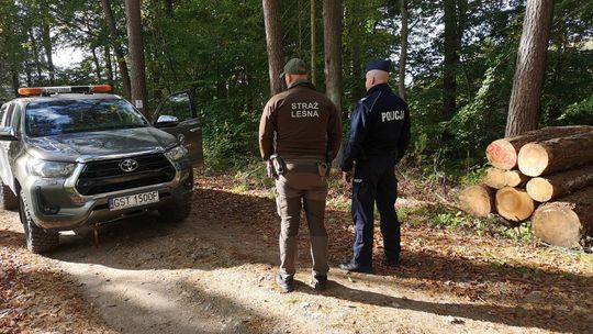Policjant z Pelplina i Strażnicy Leśni wspólnie patrolowali lasy w ramach działań „Jesień 2026”
