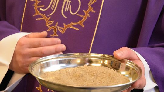 Posypmy głowy popiołem, uderzmy przed Panem czołem...