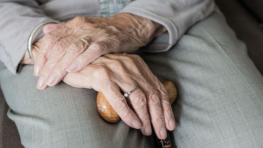 Seniorka straciła blisko 450 tysięcy złotych!
