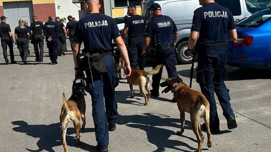 Starogardzki policjant i pies służbowy Dexa na ćwiczeniach w Zakładzie Karnym w Czarnem
