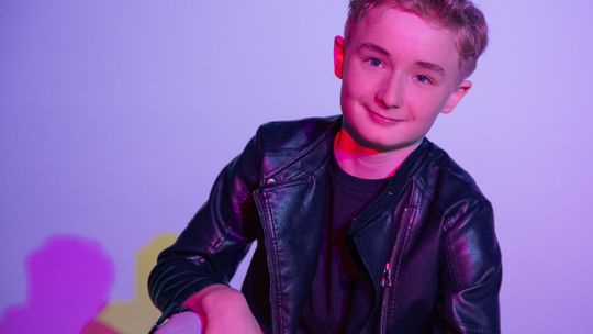 [TELEDYSK] 13-letni Dominik Arim z Bobowa prezentuje autorski singiel „Dokąd biegnę”