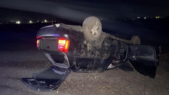 Uciekał przed policjantami i dachował. 26-latek był pod wpływem alkoholu i narkotyków.