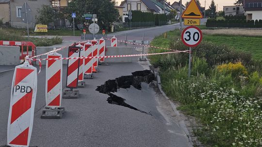 UWAGA! Droga w Kręgu zamknięta! Zapadł się asfalt