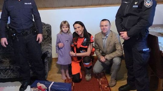 [WIDEO] 5-letnia Sara wezwała pomoc do nieprzytomnej mamy. Dziewczynka otrzymała podziękowania od służb