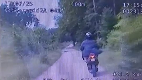 [WIDEO] Policjanci zatrzymali nietrzeźwego 21-latka. Jechał jednośladem i miał problemy z utrzymaniem równowagi