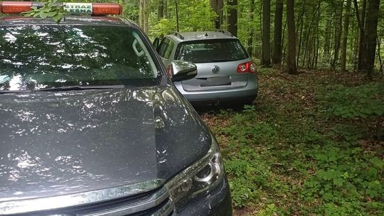 Wjechał autem do lasu i pił w nim alkohol. Śmiecił i był agresywny w stosunku do funkcjonariuszy