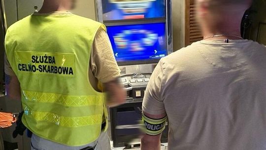 Wspólna akcja Policji i KAS. Zabezpieczono sześć nielegalnych automatów do gier
