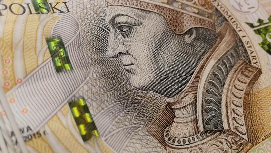 Wyższa „trzynastka” i „czternastka” do ręki? Sprawdź, czy warto złożyć wniosek EPD-21