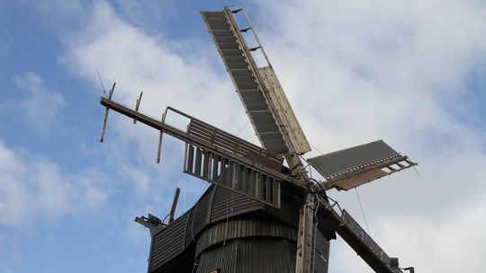 Zabytkowy wiatrak w Tczewie uszkodzony przez silny wiatr. Zostanie naprawiony w ramach gwarancji