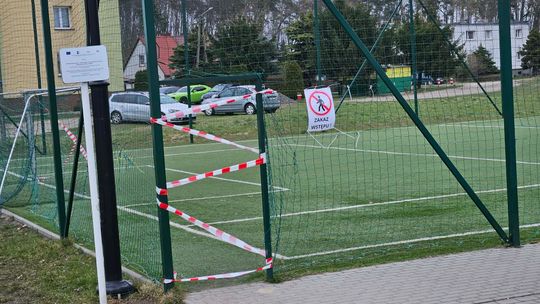 Zakaz wstępu na boisko osiedlowe w Pelplinie. Pod sztuczną murawą zapadła się ziemia