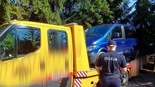 Zatrzymany za kierownicą mimo dożywotniego zakazu. Samochód trafił na policyjny parking