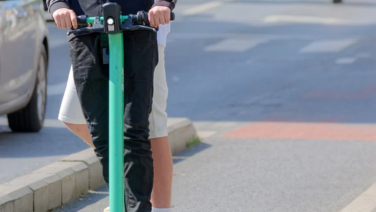 Zderzenie samochodu z hulajnogą elektryczną w Starogardzie Gdańskim. Jedna osoba trafiła do szpitala