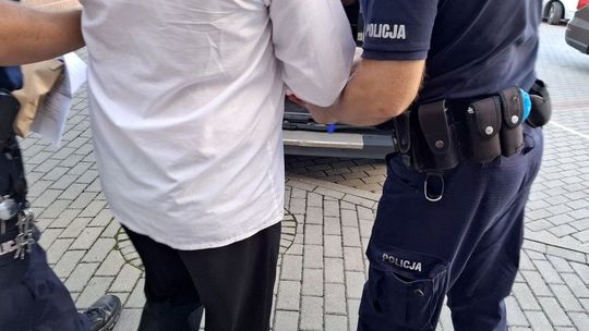 Został zaatakowany gazem i pobity podczas zbierania jagód w lesie