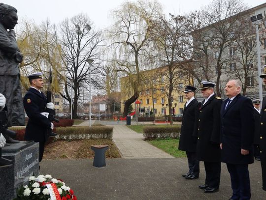 13. rocznica katastrofy smoleńskiej. Wojewoda Pomorski złożył wieńce na grobach ofiar