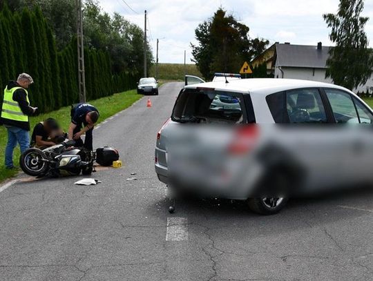 18-latka nie ustąpiła pierwszeństwa podczas włączania się do ruchu. Motorowerzysta trafił do szpitala
