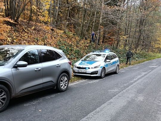 18-latka wyszła z domu do lasu z zamiarem targnięcia się na swoje życie. Uratowali ją policjanci 18-latka wyszła z domu do lasu z zamiarem targnięcia się na swoje życie. Uratowali ją policjanci