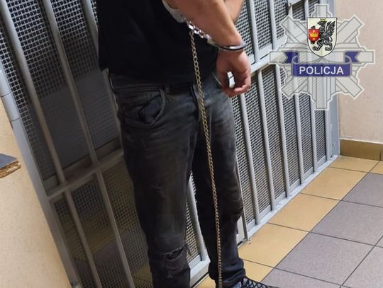 23-latek poszukiwany 5 nakazami wyskoczył przez okno i zaatakował policjantów