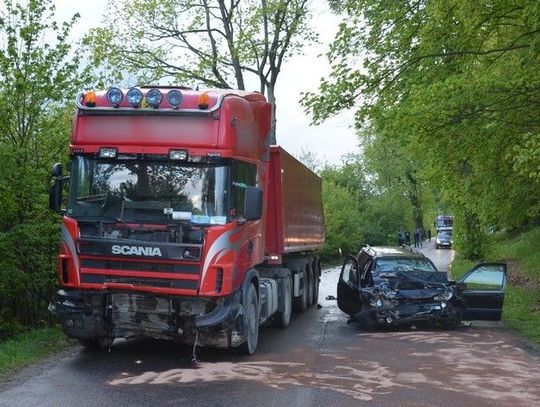 39-latka zderzyła się czołowo z ciężarówką 