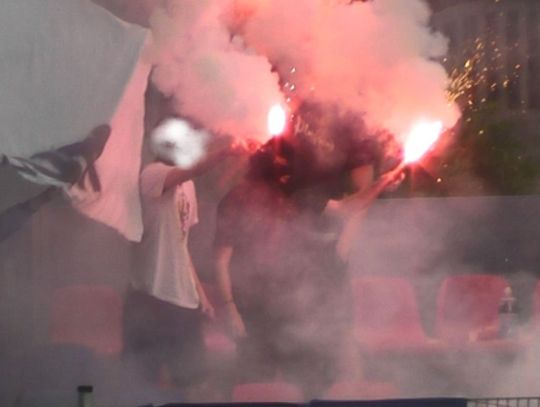 4 osoby odpowiedzą za odpalanie rac i świec dymnych podczas meczu na pelplińskim stadionie