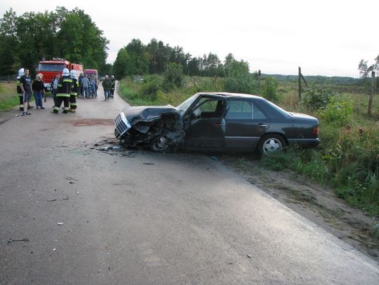 4 osoby trafiły do szpitala po zderzeniu tir-a z osobowym mercedesem