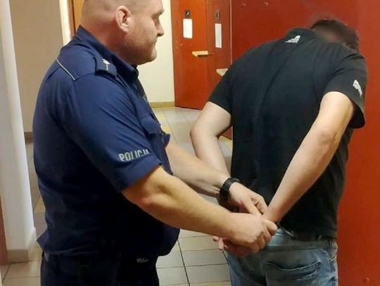 42-latek wpadł na gorącym uczynku. Policjanci znaleźli przy nim nielegalne papierosy i krajankę tytoniową 