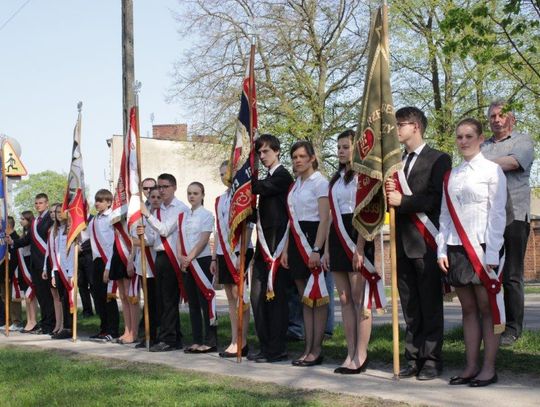 8 maja: kwiaty, wspomnienia i... żółta kartka dla Rady Miasta 