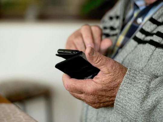 83-latek z Tczewa stracił 30 tysięcy złotych. Oszust zadzwonił na komórkę i podał się za policjanta