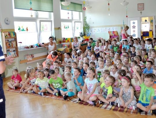 Akcja Bezpieczne Wakacje – spotkanie z policjantką w przedszkolu nr 10 „Słoneczna Kraina”