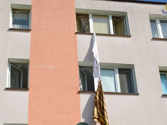 Akcja jak z filmu. 32-latek uciekał przed policją przez okno po związanych prześcieradłach 